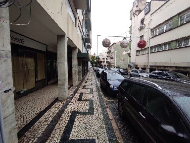 Arrendamento de espaço comercial na Rua Engenheiro Duarte Pacheco
