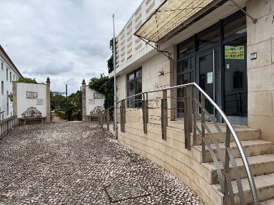 Arrendamento de espaço comercial na Rua José Veríssimo Duarte