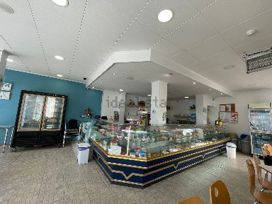 Cafetaria, pastelaria para trespasse na Rua Primeiro de Dezembro