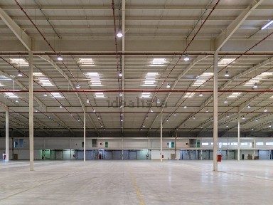 Arrendamento de espaço comercial na Rua do Casalinho, 400