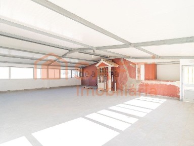 Arrendamento de espaço comercial na Rua Barão Salgueiro