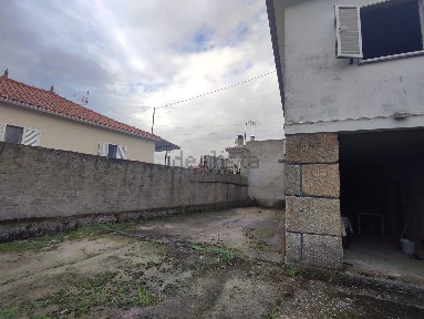 Moradia geminada à venda na Rua Martianos s/n