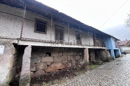 Moradia geminada à venda em Paradela