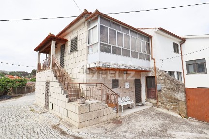 Moradia geminada à venda em Ervededo