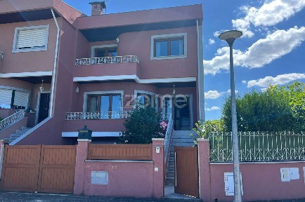Moradia geminada à venda em Santa Maria Maior