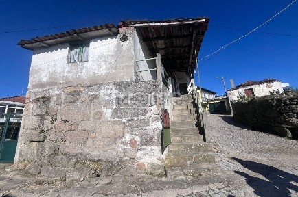 Moradia geminada à venda em Paradela