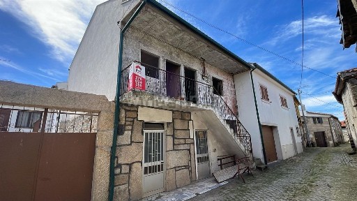 Moradia geminada à venda na Rua Santa Maria