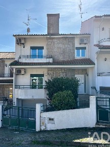 Moradia geminada à venda em Santa Maria Maior