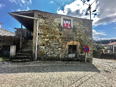 Moradia independente à venda em Andrães