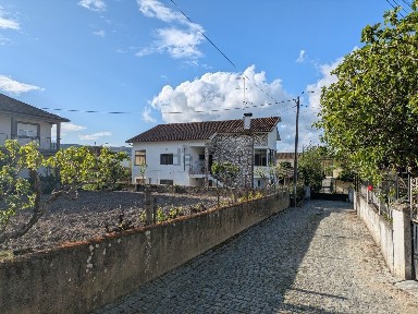 Moradia independente à venda na Travessa Quadrelas