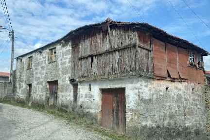 Casa de aldeia à venda em Mouçós e Lamares