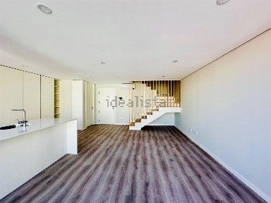 Arrendamento de duplex na Rua Afonso Cordeiro