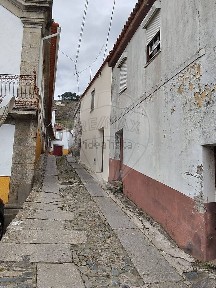 Moradia independente à venda em R. do Souto