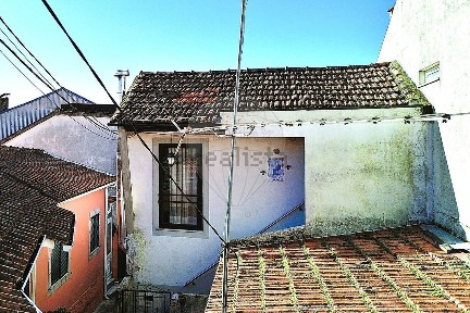 Moradia independente à venda na Rua do Estreitinho