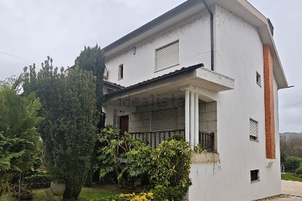 Moradia independente à venda na Rua Casas dos Montes