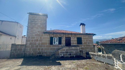 Casa de aldeia à venda em Folhadela
