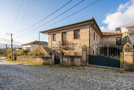 Casa de aldeia à venda na Rua Direita, 21