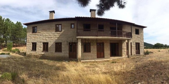 Quinta ou casa rústica à venda em Em583