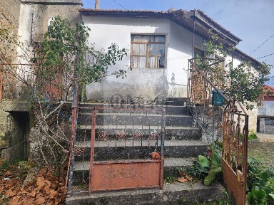 Moradia geminada à venda no Largo Dr. Avelino de Sousa Campos