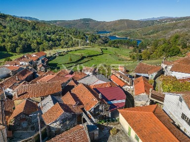 Moradia independente à venda em Venda Nova e Pondras