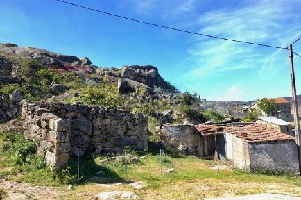 Moradia independente à venda em R. Cam. da Ribeira s/n