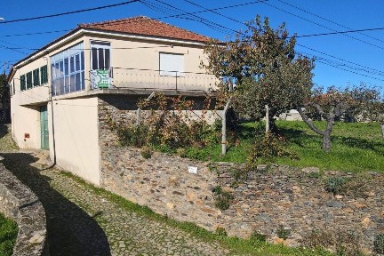 Moradia independente à venda em cimo de vila