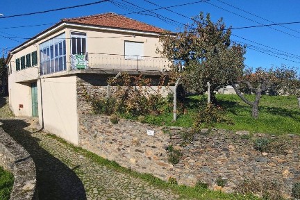Moradia independente à venda em cimo de vila