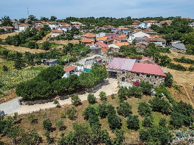 Friões, Rua Central