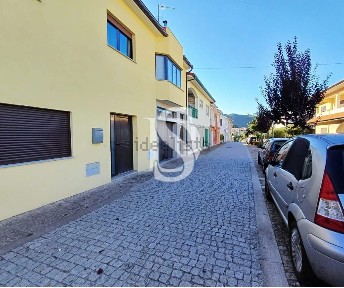 Moradia geminada à venda na Rua Primeiro de Maio