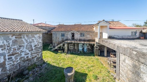 Casa de aldeia à venda na Rua Direita