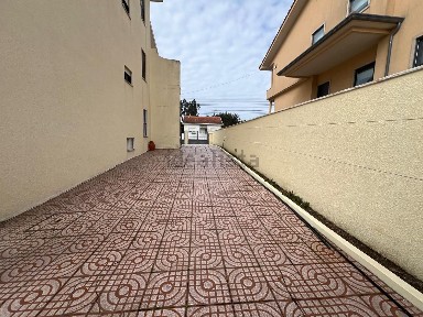 Arrendamento de moradia geminada na Rua dos Namorados, 119