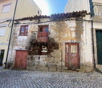 Moradia geminada à venda na Rua Independência