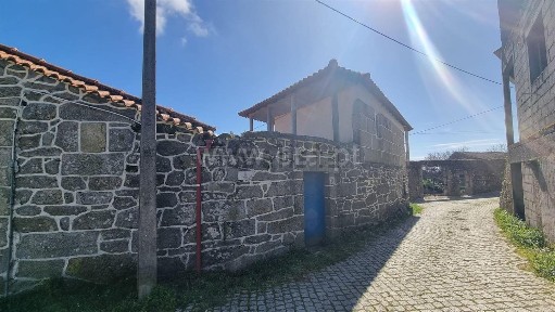 Moradia independente à venda na Rua da Praça