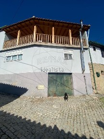 Santa Valha, Rua Outeiro