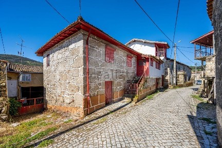 Moradia independente à venda na Rua Senhor da Ajuda