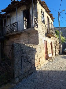 Moradia independente à venda na Rua de Santo António