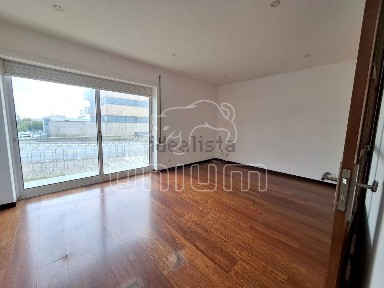 Arrendamento de apartamento T4 na Avenida 25 de Abril