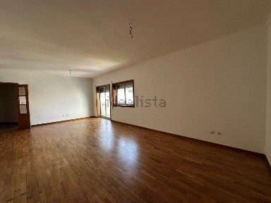 Arrendamento de apartamento T2 na Meadela