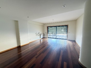 Arrendamento de apartamento T2 na Rua Luís António Correia, 63