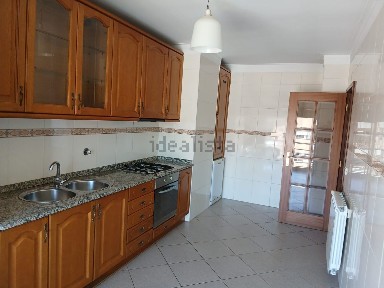 Arrendamento de apartamento T3 na Rua Engenheiro Vilalobos