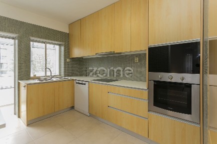 Arrendamento de apartamento T3 na Rua Padre Manuel Alaio, 89