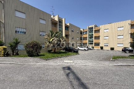 Arrendamento de apartamento T3 na Avenida Tomás Pereira, 205