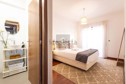 Arrendamento de apartamento T3 na Rua Tomás de Figueiredo s/n