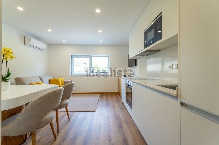 Arrendamento de apartamento T2 na Rua Andrade Corvo, 51