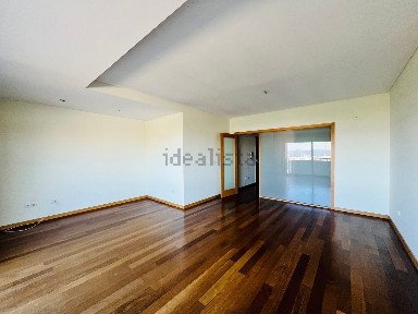 Arrendamento de apartamento T3 na Rua Américo Rodrigues Barbosa, 34