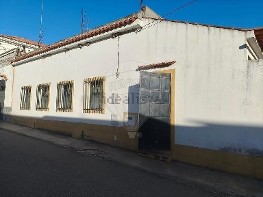 Moradia independente à venda na Rua de Santo António, 27