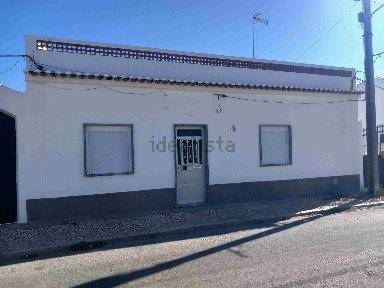 Moradia geminada à venda na Rua Doutor Afonso Henriques do Prado Castro e Lemos, 24