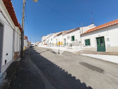 Moradia em banda à venda na Rua D. Afonso Mendes, 12