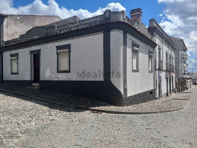 Moradia geminada à venda no Largo do Salvador, 23