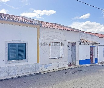Moradia independente à venda na Rua do Pocinho